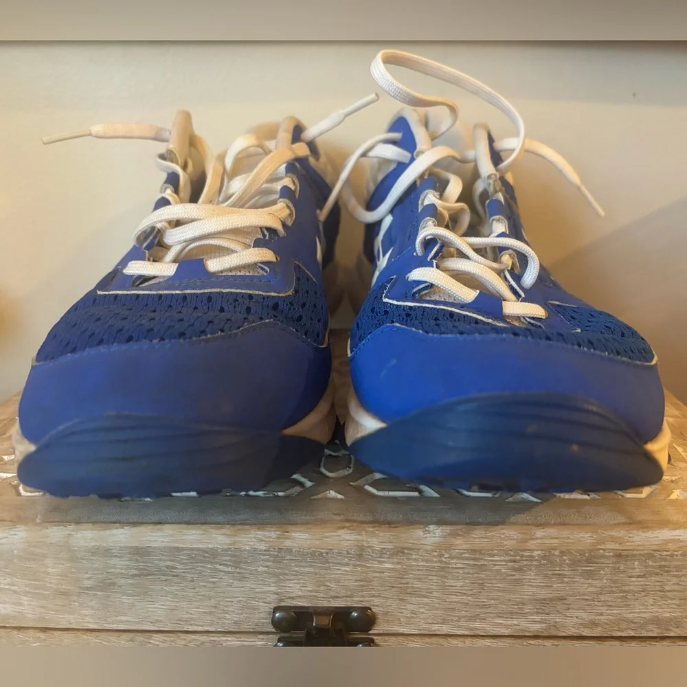 UNDER ARMOUR | Blue and White Sneakers Size 10.5